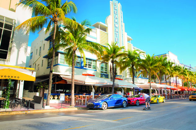 En Miami hay que hacer skateboarding en Ocean Drive, Florida, EE UU © LittleNY / Shutterstock