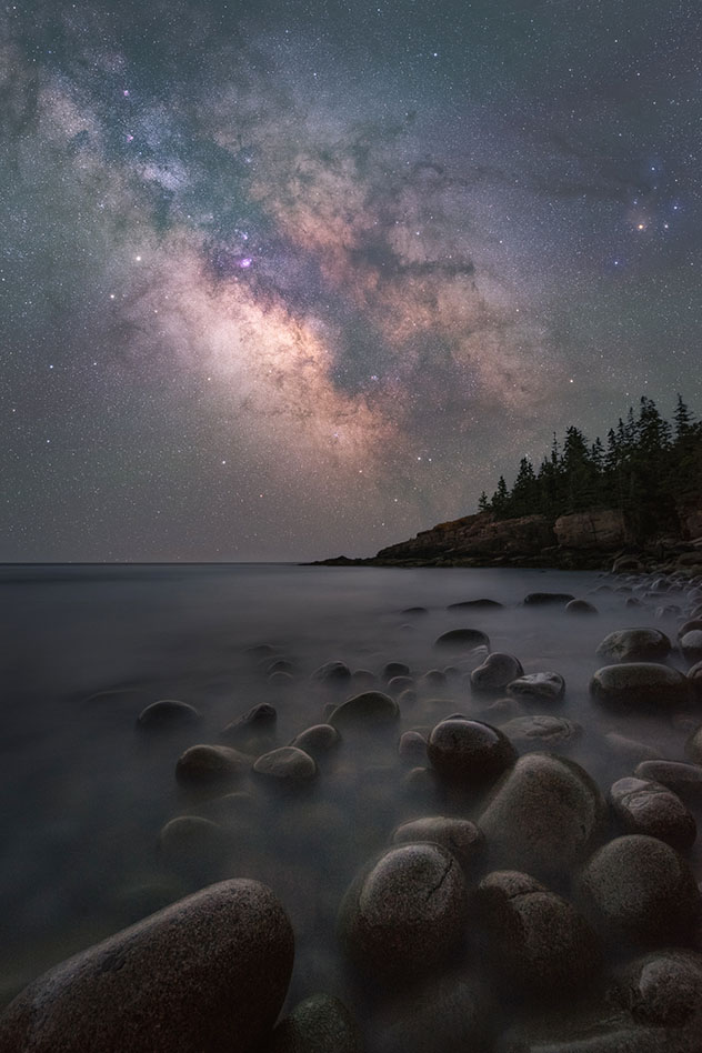 Astrofotografía de la Vía Láctea en el Parque Nacional Acadia, EE UU