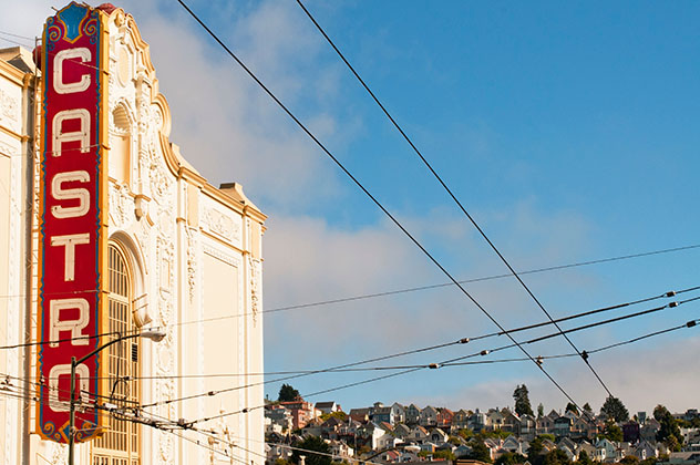 El famoso Castro Theatre en el barrio de Castro, costa oeste EE UU © Sabrina Dalbesio / Lonely Planet