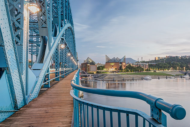 El puente John Ross y el Tennessee Aquarium, Chattanooga, Tennessee, EE UU © createthis / Shutterstock