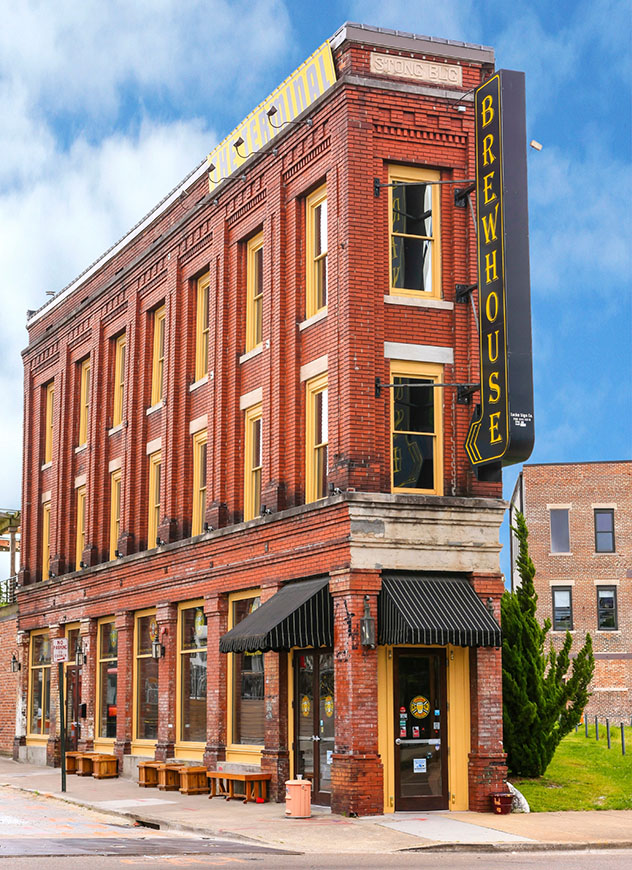 En un antiguo edificio de estilo 'flatiron', Terminal Brewhouse sirve cervezas locales, Chattanooga, Tennessee, EE UU © csfotoimages / Getty Images