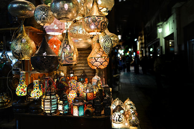 Farolillos iluminando los mercados de Khan Al Khalili, en El Cairo, Egipto © Orhan Cam / Shutterstock