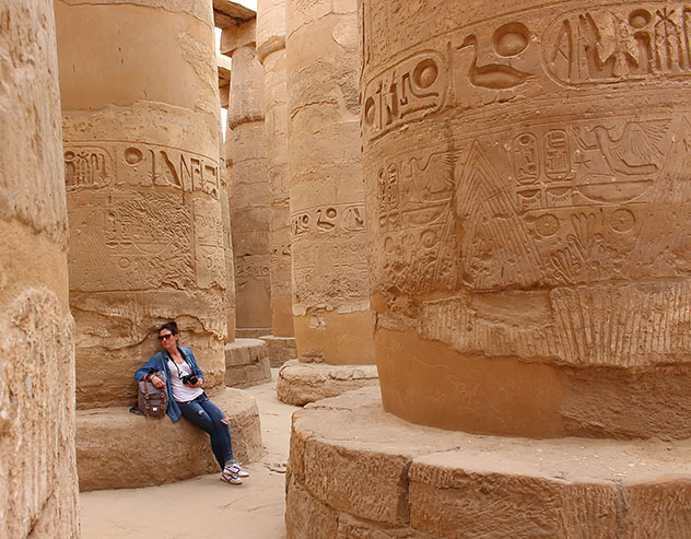 Mujer viajera en el templo de Karnak, Luxor, Egipto