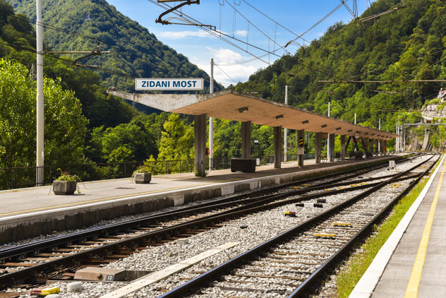 Estación de tren de Zidani Most en Eslovenia © Alex Chaym / Shutterstock