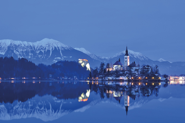 El atardecer se tiñe de azul en el lago Bled, en Eslovenia © Csilla Zelko / 500px