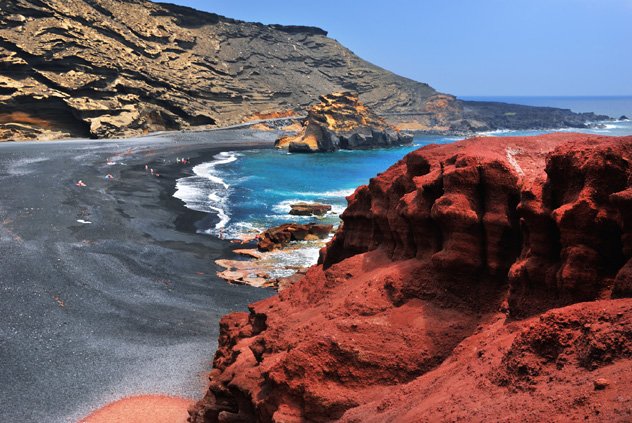 El paisaje de Lanzarote es un surtido de colores y texturas, Canarias, España © Oleg Znamenskiy / Shutterstock