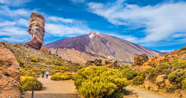 Roque Cinchado y el Teide, Tenerife, Canarias, España © canadastock / Shutterstock