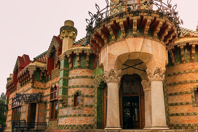 El fantástico Capricho de Gaudí en Comillas, Cantabria, España © Icruci / Shutterstock