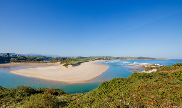 La playa de Oyambre, rodeada de campos verdes, Cantabria, España © Quintanilla / Shutterstock