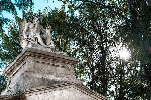Panteón del Cementerio de Poblenou, Barcelona, Cataluña, España © MIQUELMIGG / Shutterstock