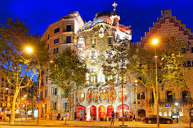 Fachadas modernistas de Casa Batlló y Casa Amatller, Passeig de Gràcia, Barcelona, Cataluña, España © Brian Kinney / Shutterstock