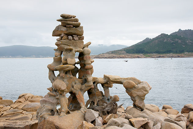 Esculturas en Camelle, paisaje de la ruta por la costa de Galicia