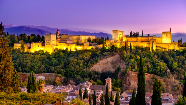 Alhambra de Granada al atardecer desde el mirador de San Nicolás, España © alberto cervantes / Shutterstock
