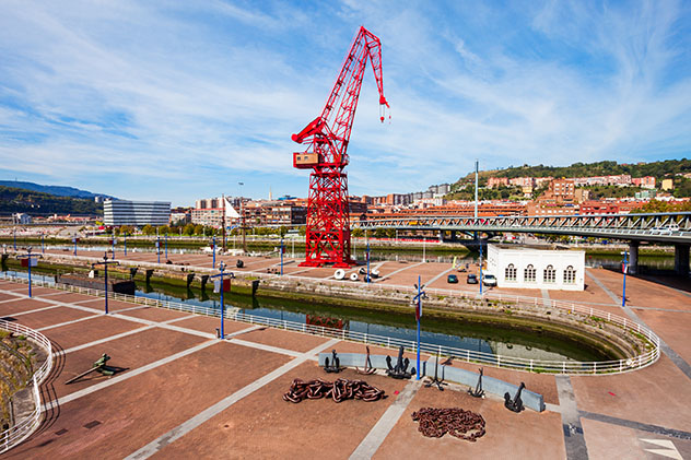 Grúa Carola del Museo Marítimo, Bilbao, País Vasco, España © saiko3p / Shutterstock
