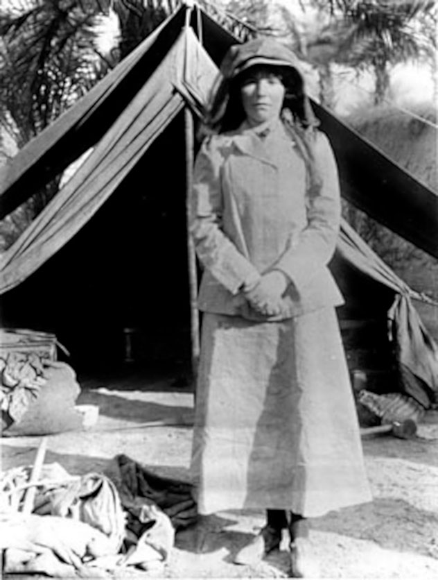 Foto de Gertrude Bell tomada en 1909 en un campamento de Iraq