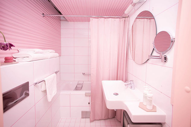 Los huéspedes pueden darse un baño de burbujas en el lavabo, decorado en tonos rosa pastel © Valio Jäätelöfabriikki