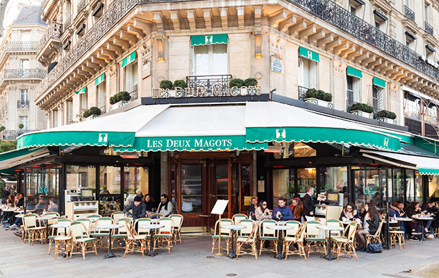 El café Les Deux Magots, uno de los refugios favoritos de Simone de Beauvoir, autora del influyente tratado feminista "El segundo sexo", París, Francia © Petr Kovalenkov / Shutterstock