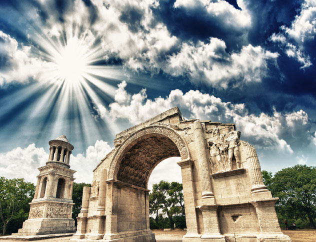 El arco de triunfo de la ciudad romana de Glanum, sur de Francia © pisaphotography / Shutterstock