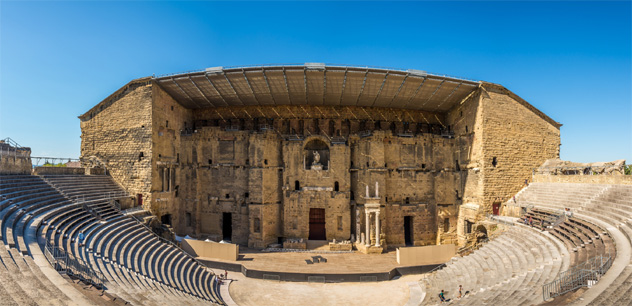 El Théâtre Antique de Orange es uno de los teatros romanos más bien conservados de Europa, sur de Francia © milosk50 / Shutterstock