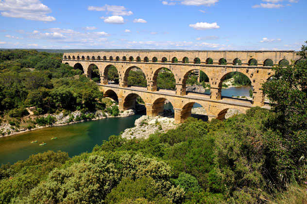 El espectacular acueducto Pont du Gard es uno de los grandes legados de época romana, sur de Francia © rahan1991 / Getty Images