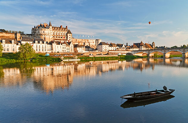 Amboise y su castillo reflejados en el Loira, valle del Loira, Francia © irakite / Shutterstock