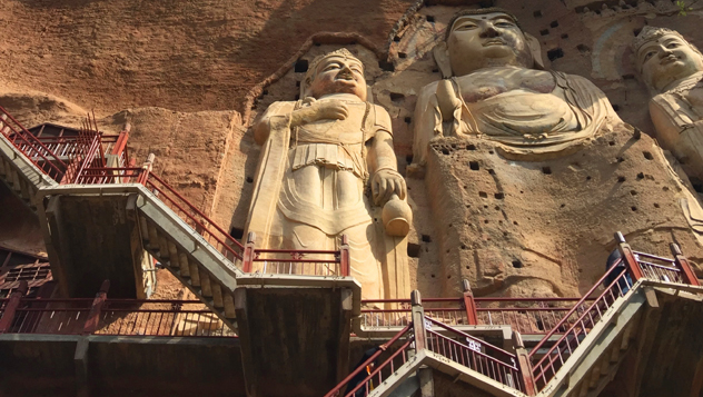 Buda y dos 'bodhisattvas' en Maiji Shan, Gansu, China © Megan Eaves / Lonely Planet