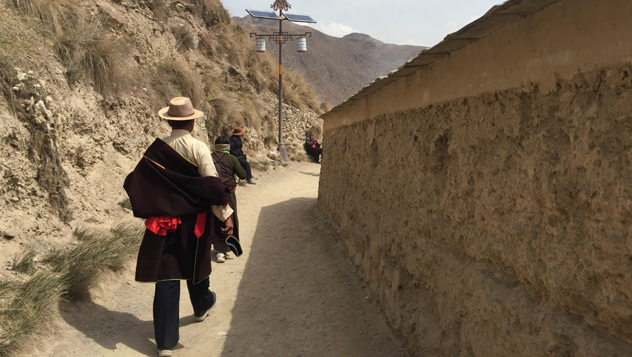 Peregrinos tibetanos, sendero kora interior del monasterio de Labrang, en Xiahe © Megan Eaves / Lonely Planet