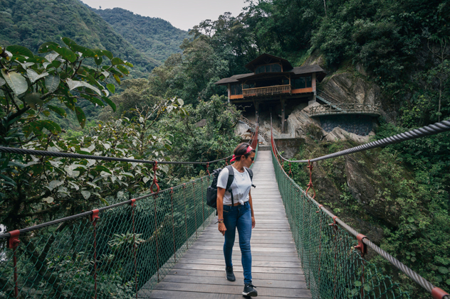 Travesando un puente colgante en Ecuador. © Laura BC / Getty Images