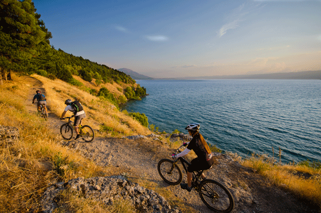 Ciclismo cerca de la orilla del lago Ohrid. ©Ilan Shacham/Getty Images