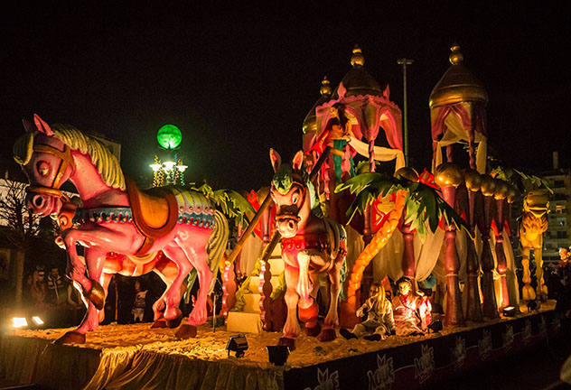 Carroza en el carnaval de Patras, el mayor evento de este tipo de toda Grecia © siete_vidas / Shutterstock
