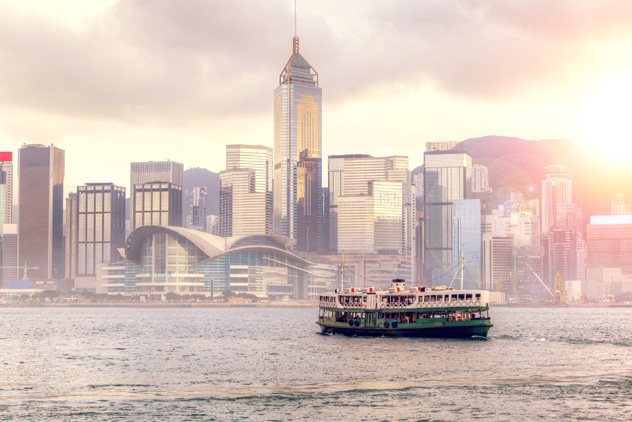 Victoria Harbour desde el paseo Tsim Sha Tsui al atardecer, Hong Kong © Ronnie Chua / Shutterstock