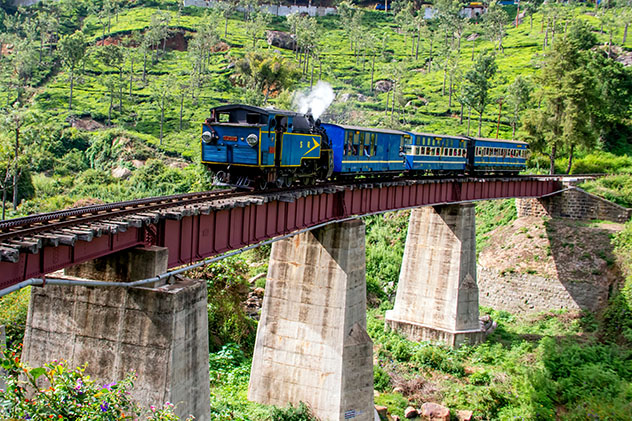El Nilgiri Mountain Railway se abre camino entre la cordillera de los Ghats occidentales, India © Dethan Punalur / Getty Images