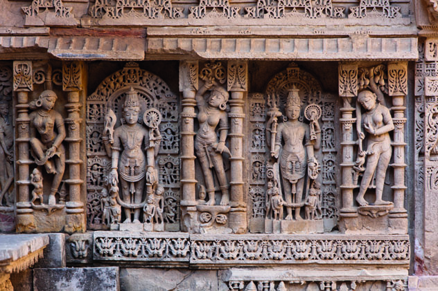 Las detalladas esculturas del pozo escalonado de Rani-Ki-Vav, en Patan, Gujarat, India © davidevision / Getty Images