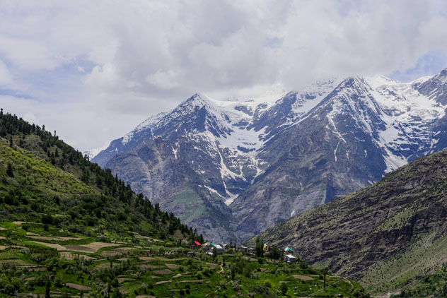 Serenidad bajo las montañas que rodean Keylong, Lahaul, India © kwonileok / Shutterstock
