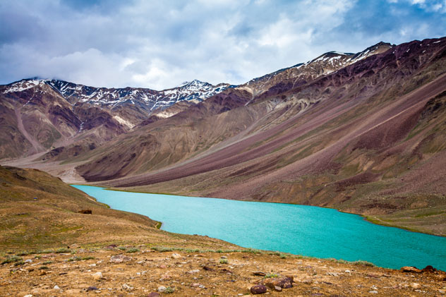 El lago Chandra entre el montañoso Lahaul, India © Andrey Armyagov / Shuterstock