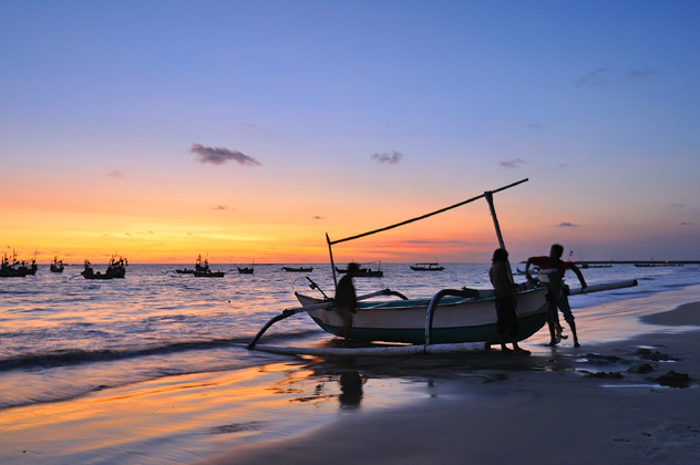 Atardecer en la playa de Jimbaran, Bali, Indonesia © fiftymm99 / Getty Images