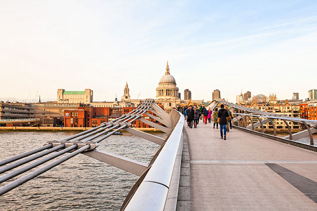 Millenium Bridge, Londres, Inglaterra © Cedric Weber / Shutterstock