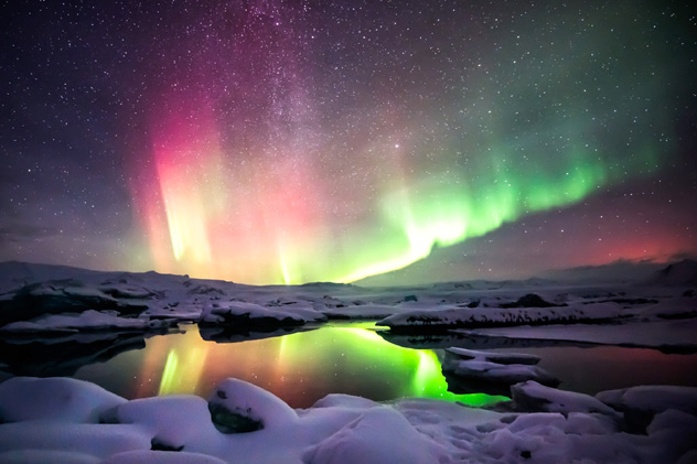 Aurora boreal en Jokulsarlon, Islandia © Krissanapong Wongsawarng / Shutterstock