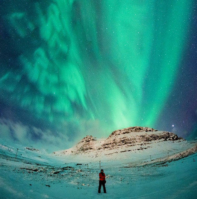 Aurora boreal en Kirkjufell, Islandia © Natthawat /Getty Images