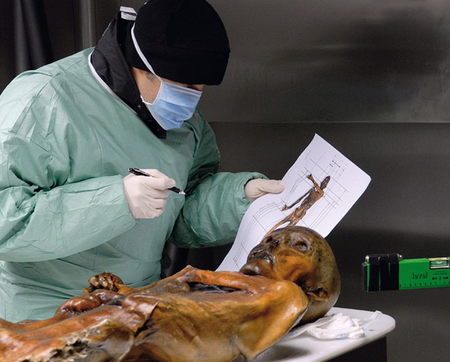 Examinación de la momia Ötzi, Museo de Arqueología de Bolzano, Italia © Museo Archeologico dell'Alto Adige /EURAC/Samadelli/Staschitz