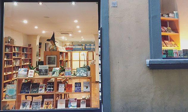 Italia reabre librerías