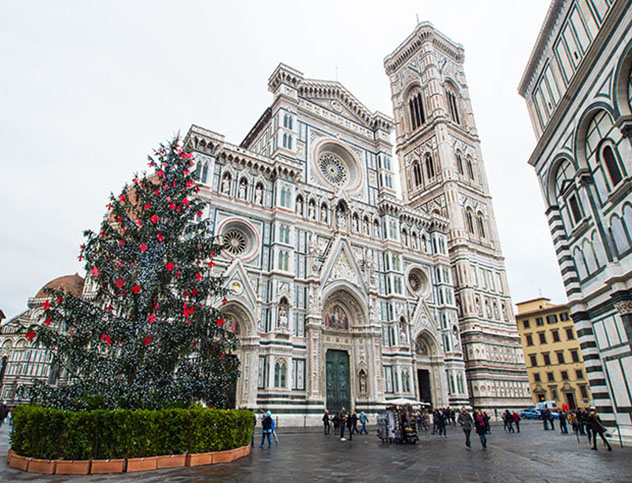 Gigantesco árbol de Navidad en la plaza del Duomo, Florencia, Italia © alfredogarciatv / Shutterstock