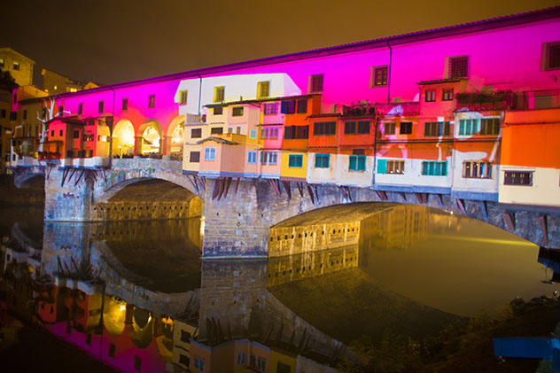 Proyección en el Puente Vecchio, F-Light Festival, Florencia, Italia © francesco de marco / Shutterstock