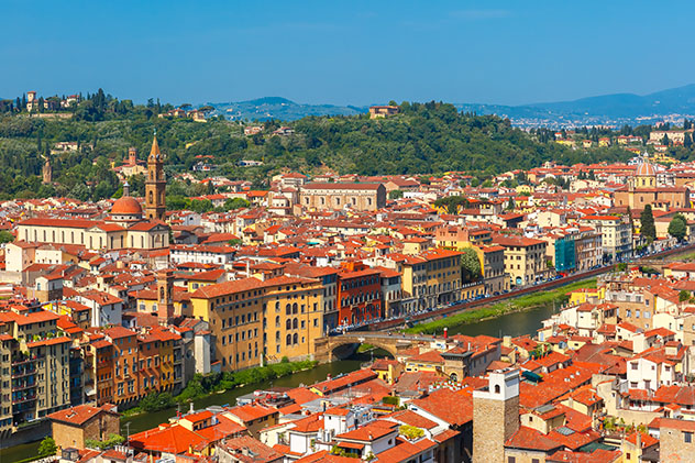 Oltrarno y el río Arno, Florencia © kavalenkava / Shutterstock