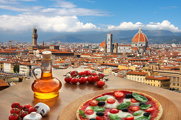 Una 'pizza' y la ciudad, Florencia © Samot / Shutterstock