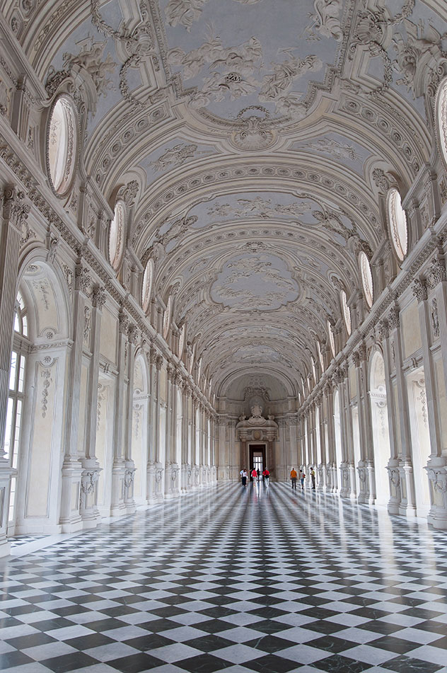 Magnífico pasillo de la Reggia Veneria Reale, Piamonte, Italia © Gilberto T / Shutterstock
