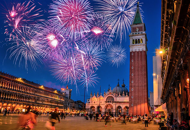Fuegos artificiales en Plaza San Marcos, Venecia, Italia © Olena Z / Shutterstock