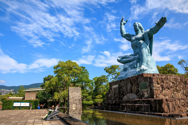 La estatua de la Paz de Nagasaki en el Heiwa-koen (“parque de la paz”) pesa 10 toneladas, Japón © TOMO / Shutterstock