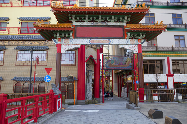 Hay visitantes que vienen de muy lejos para comer en el Chinatown de Nagasaki y comprar artesanía y recuerdos chinos, Japón © Galina Savina / Shutterstock