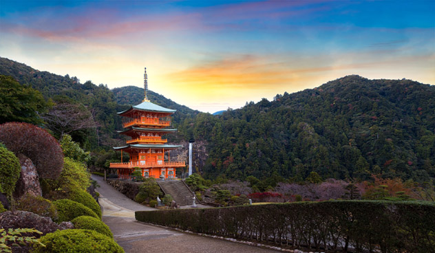 La pagoda anaranjada junto a la cascada Nachi-no-taki, Península de Kii, Japón © cowardlion /Shutterstock